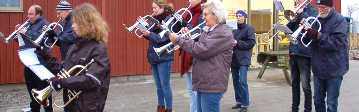 Hier spelen we bij de opening van de nieuwe school